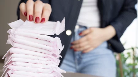 Γιατί αργεί η περίοδός σου; 8 πιθανοί λόγοι πέρα από την εγκυμοσύνη