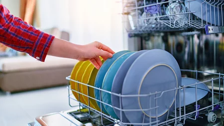 Το πλυντήριο πιάτων δεν καθαρίζει καλά τα πιάτα; Αυτές είναι οι 7 πιο συχνές αιτίες