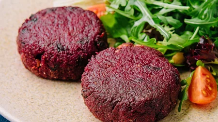 Η συνταγή για παντζαροκεφτέδες που θα "γλείφεις" τα δάχτυλά σου