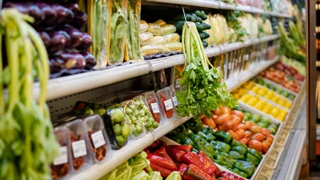 Η νέα "Dirty Dozen": Η λίστα με τα 12 πιο επιβαρυμένα φρούτα και λαχανικά με κοκτέιλ φυτοφαρμάκων