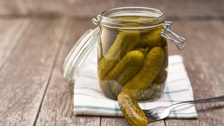 Η επιστροφή του τουρσιού: Γιατί το αγγουράκι τουρσί έγινε η πιο viral γεύση της χρονιάς