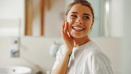 2 skincare συνήθειες που αν ακολουθείς από τα 30 θα έχεις πιο νεανικό δέρμα στα 60