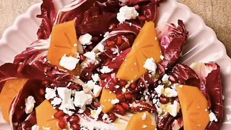 Η πιο γιορτινή σαλάτα για το χριστουγεννιάτικο τραπέζι σου με ραντίτσιο και λωτό