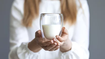 Το "αντιγηραντικό" ρόφημα με προβιοτικά: Τι μπορεί να κάνει στο σώμα και πότε να το αποφύγεις