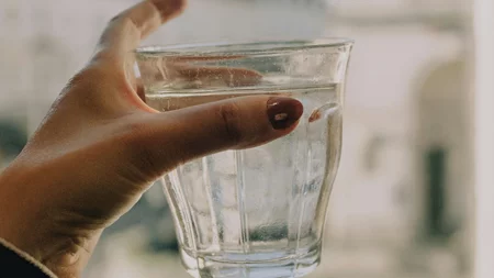 "Σαν φυσικό φίλτρο": Η απλή συνήθεια που μπορεί να μειώσει τα βαρέα μέταλλα από το νερό