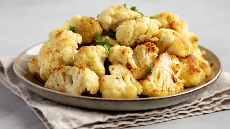 Κουνουπίδι: Πώς να το κόψεις χωρίς να γεμίσει η κουζίνα ψίχουλα