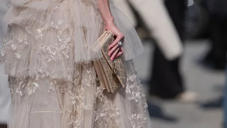 215% άνοδος στο Google: Το μανικιούρ-τάση των Χριστουγέννων 2025