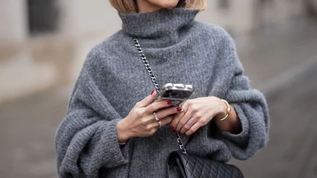 Το χρώμα και το σχήμα στα νύχια που κάνουν τα χέρια να δείχνουν πιο νεανικά