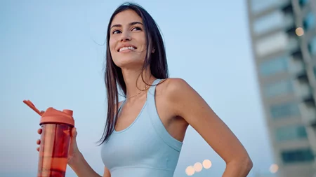 Protein water: Η τάση που υπόσχεται ενυδάτωση και γράμμωση - Τι λένε οι ειδικοί;