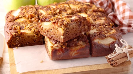 Το εύκολο κέικ μηλόπιτα που δεν θα αντέξει πάνω από μέρα - με ελάχιστη ζάχαρη και όλο γεύση