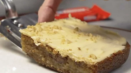 Στόλισμα δέντρου χωρίς αυτό το γλυκό; Η μελομακαρονόπιτα που θα γεμίσει το σπίτι άρωμα Χριστουγέννων