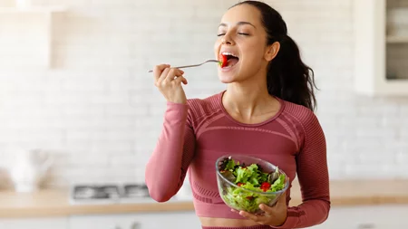 3 έξυπνοι τρόποι για να τρως πιο θρεπτικά καθημερινά - χωρίς να δυσκολεύεσαι