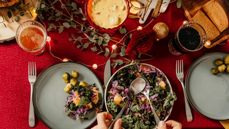 Και γιορτινές και υγιεινές! 7 σαλάτες για τα Χριστούγεννα που παίρνουν την έγκριση του διατροφολόγου