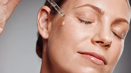 Πόροι που φαίνονται "μεγάλοι"; 3 οροί με νιασιναμίδη για πρόσωπο χωρίς ατέλειες