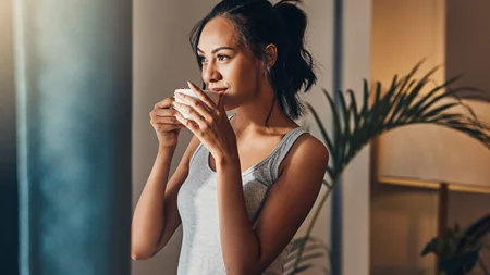 Το ρόφημα που πίνουν οι Ασιάτισες και δεν ασπρίζουν τα μαλλιά τους