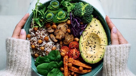 7 τροφές που χαρίζουν φυσική λάμψη στο δέρμα σου – από μέσα προς τα έξω