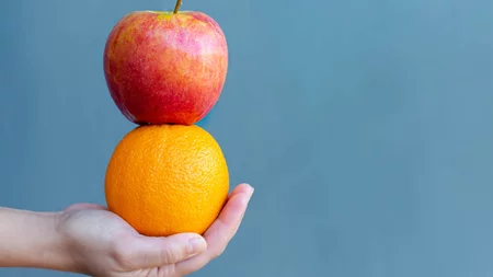 Μήλο ή πορτοκάλι; Ποιο φρούτο δυναμώνει πραγματικά το ανοσοποιητικό τον χειμώνα;