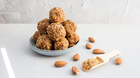 Μπάλες ενέργειας με γεύση μελομακάρονο