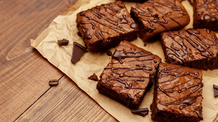 Brownies μήλου που θα "εξαφανιστούν" στο λεπτό - χωρίς ζάχαρη, χωρίς κόπο