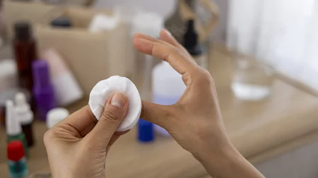 Πώς να αφαιρέσεις το ημιμόνιμο στο σπίτι χωρίς να καταστρέψεις τα φυσικά σου νύχια