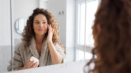 Η υπερβολική χρήση καλλυντικών βλάπτει το δέρμα τελικά;