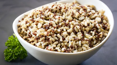Τρως καστανό ρύζι αντί για κινόα; Ο λόγος που ίσως χάνεις θρεπτικά οφέλη