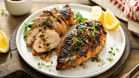 Στήθος κοτόπουλου ή γαλοπούλας: Ποιο έχει περισσότερη πρωτεΐνη και λιγότερες θερμίδες;