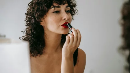 Αγίου Βαλεντίνου 2026: 7 κόκκινα κραγιόν για ακαταμάχητα χείλη