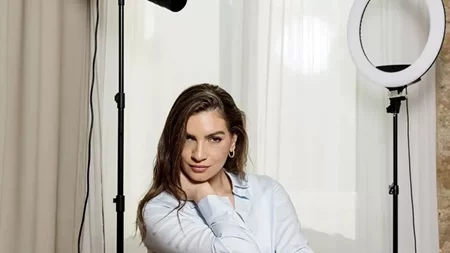 Η Χριστίνα Κανελλοπούλου ανανέωσε το χρώμα των μαλλιών της στο σπίτι [και εμείς μόλις βρήκαμε την πιο effortless βαφή χωρίς αμμωνία για pro αποτέλεσμα]