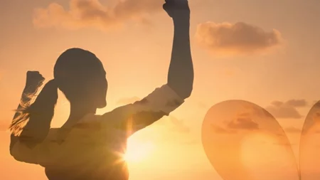 Κουράστηκες να "βελτιώνεσαι"; Η νέα χρονιά μάλλον σου ζητά να μείνεις πιο κοντά σε αυτό που ήδη είσαι