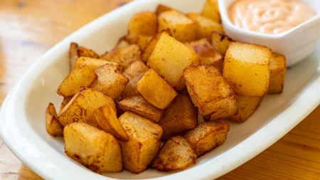 Πατάτες στο γιορτινό τραπέζι: Οι έξυπνοι τρόποι να τις κάνεις πιο light χωρίς να χάσεις γεύση