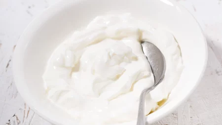 "Ένα γιαουρτάκι" για βραδινό: Τι να βάλεις μέσα για να χορτάσεις πραγματικά