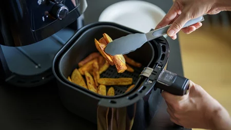 Το air fryer ρυπαίνει λιγότερο τον αέρα από το τηγάνι - αλλά με μία προϋπόθεση