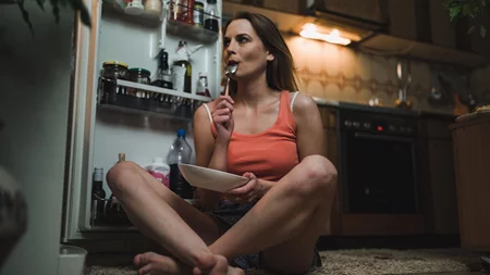 Ξυπνάς πεινασμένη μέσα στη νύχτα; Οι ειδικοί εξηγούν το γιατί και πώς να το διορθώσεις