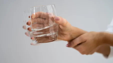 Οι ειδικοί προειδοποιούν: Ένας κρυφός κίνδυνος συνδέεται με μελλοντική εμφάνιση Πάρκινσον