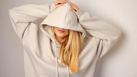 Αφαίρεση κιτρινίλων από λευκά ρούχα: Η πιο αποτελεσματική μέθοδος χωρίς χλωρίνη