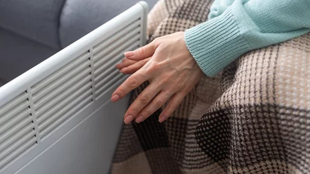 Γιατί νιώθεις συνέχεια ότι κρυώνεις; Οι γιατροί εξηγούν 9 λόγους