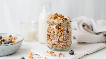 Σαν τσουρέκι! Φτιάξε σε χρόνο dt σπιτική granola με κάρδαμο + μαχλέπι