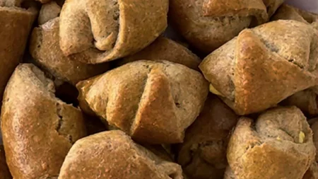 Συνταγή 90s: Τα "σχολικά" τυροπιτάκια που εξαφανίζονται σε 10 λεπτά