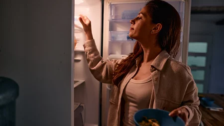 6 συνήθειες που σε κάνουν να πεινάς το βράδυ - και πώς να τις σταματήσεις!