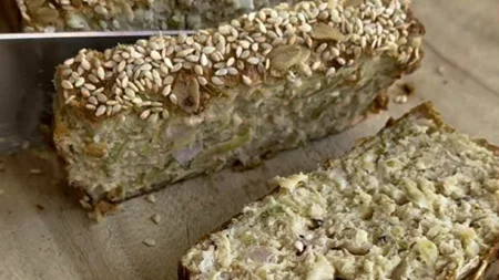 Αλμυρό κέικ με κολοκυθάκια και φέτα - ιδανικό αν έχεις θέμα με το σάκχαρό σου!