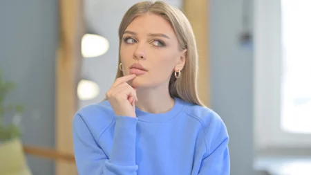 Ξεκινάς να πεις κάτι και... κολλάς; Οι επιστήμονες λένε πως δεν είναι τυχαίο - Τι μπορεί να σημαίνει