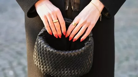 Ημέρα του Αγίου Βαλεντίνου: 5 κομψά μανικιούρ που αναδεικνύουν τα κοντά νύχια