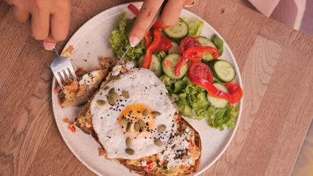 7 λάθη στο πρωινό που βλάπτουν το έντερο, σύμφωνα με γαστρεντερολόγο