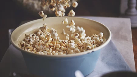 Αντί για βουτυράτα popcorn: Οι καλύτερες υγιεινές εναλλακτικές για σνακ ταινίας