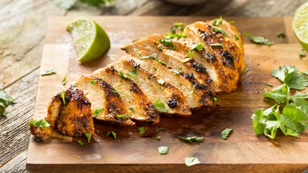 Όλοι το κάνουν, αλλά μπορεί να είναι επικίνδυνο – Το συχνό λάθος στο μαγείρεμα του κοτόπουλου