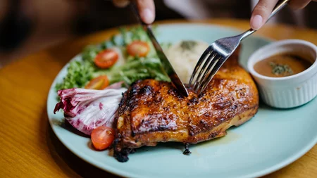 Κοτόπουλο στήθος ή μπούτι: Ποιο είναι τελικά πιο υγιεινό;