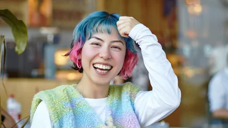 Από το millennial pink στο neon πράσινο: Πώς τα χρώματα γίνονται σήμα κατατεθέν κάθε γενιάς;