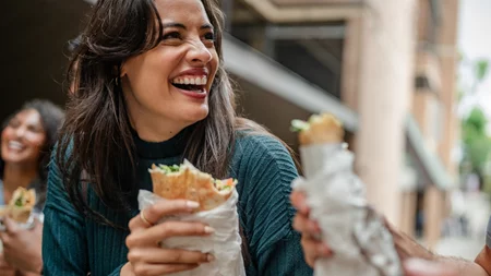 "Δεν τρώω ό,τι θέλω, τρώω ό,τι προλαβαίνω": Πώς το ακανόνιστο φαγητό επηρεάζει τον μεταβολισμό;