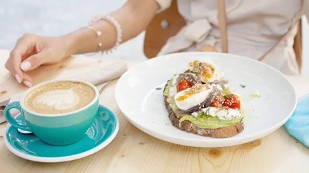 "Δεν πεινάω το πρωί": Τι μπορεί να σημαίνει η πρωινή έλλειψη όρεξης για την υγεία σου;